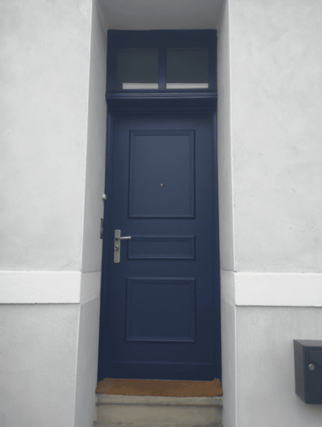 porte blindée de maison bleu