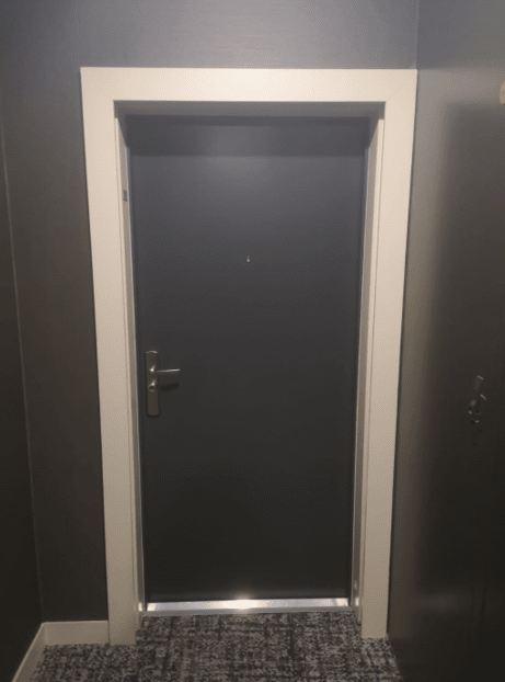 porte blindée d'appartement en tôle laquée