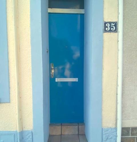 Installation-dun-bloc-porte-ELIOT-le-10-2023-de-couleur-bleu-pastel-RAL-5024.-Ici-le-cote-exterieur-de-la-porte (1)